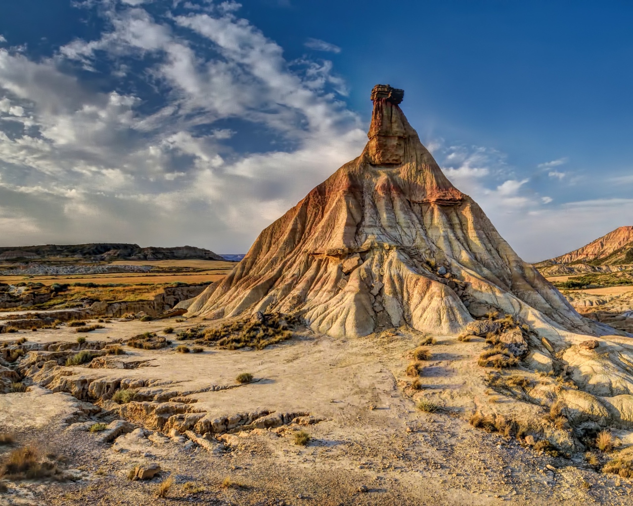 Вид на высокую гору под голубым небом
