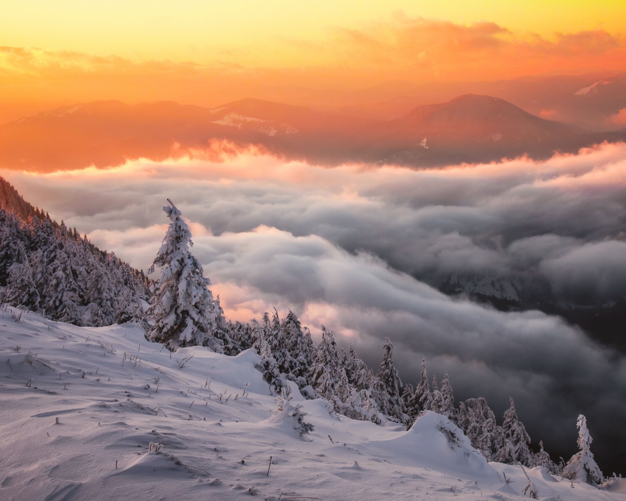 Густые облака над заснеженной горой