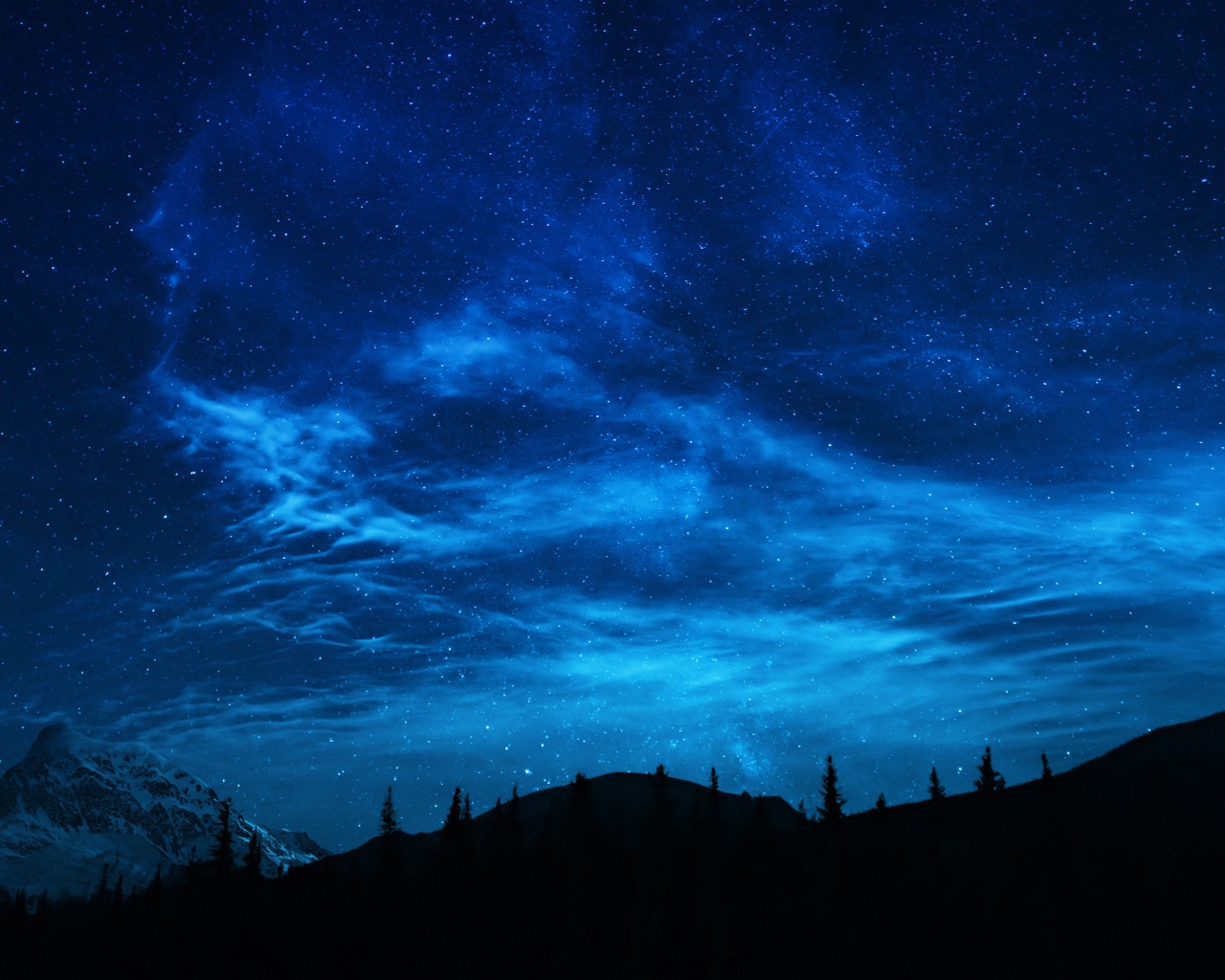 Красивое ночное небо над заснеженной горой