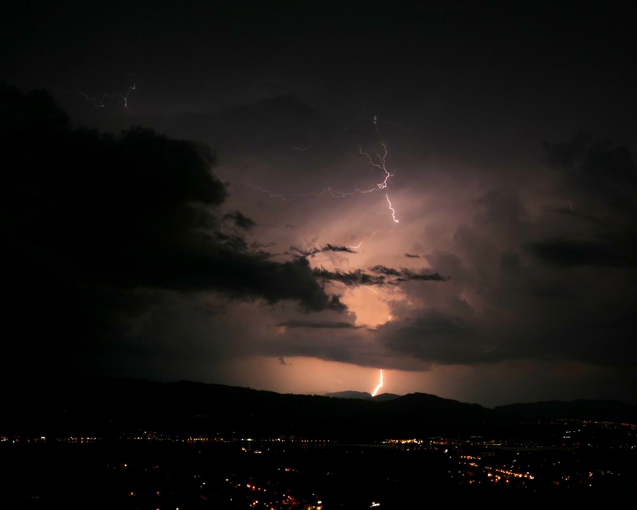 Яркое грозовое небо с молнией 