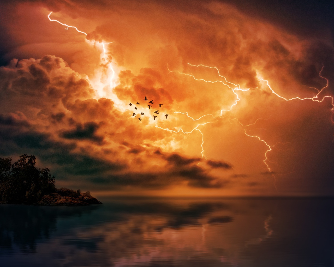 Красное грозовое небо пронзила молния