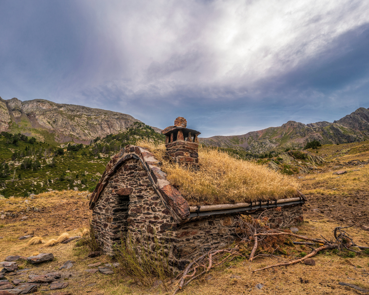 Маленький дом из камня покрыт мхом