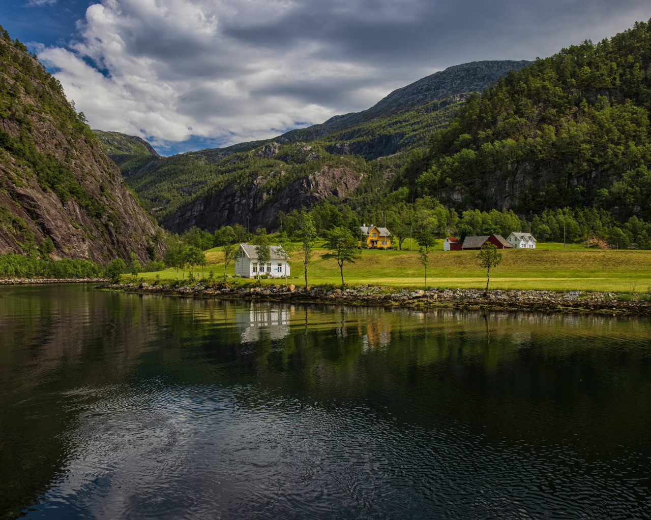 Глубокая река у высокой горы
