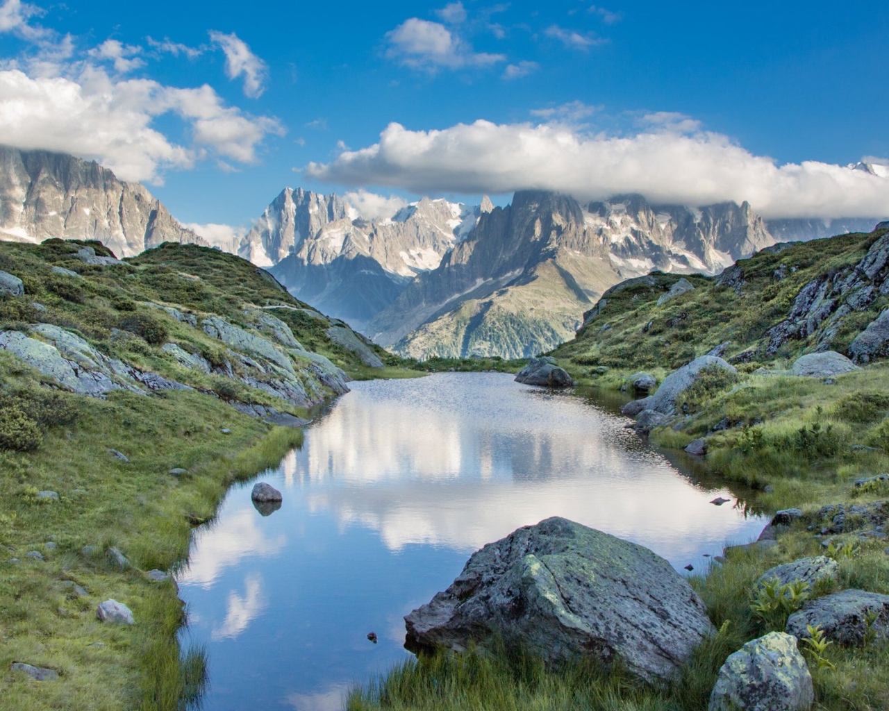 Озеро у больших горных массивов 