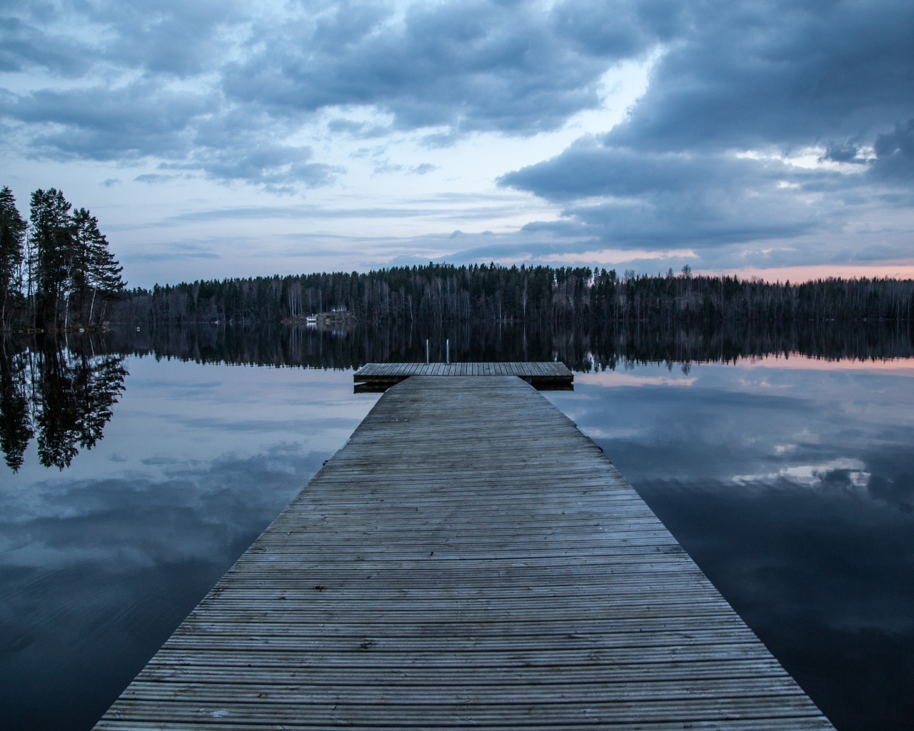 Большой деревянный мост на реке у леса