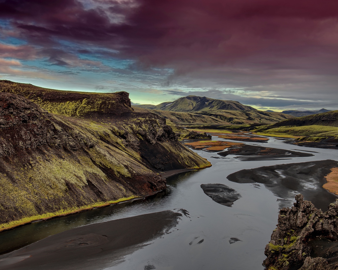 Неглубокая река среди зеленых гор