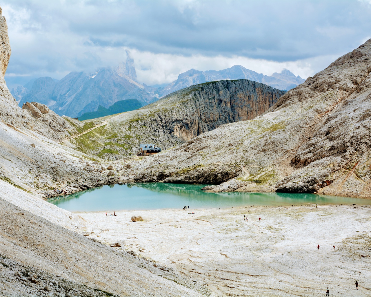 Маленькое голубое озеро в горах