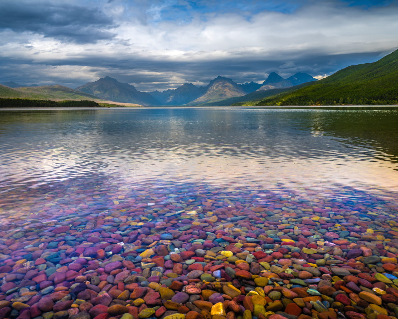 Гладкие разноцветные камни в озере 