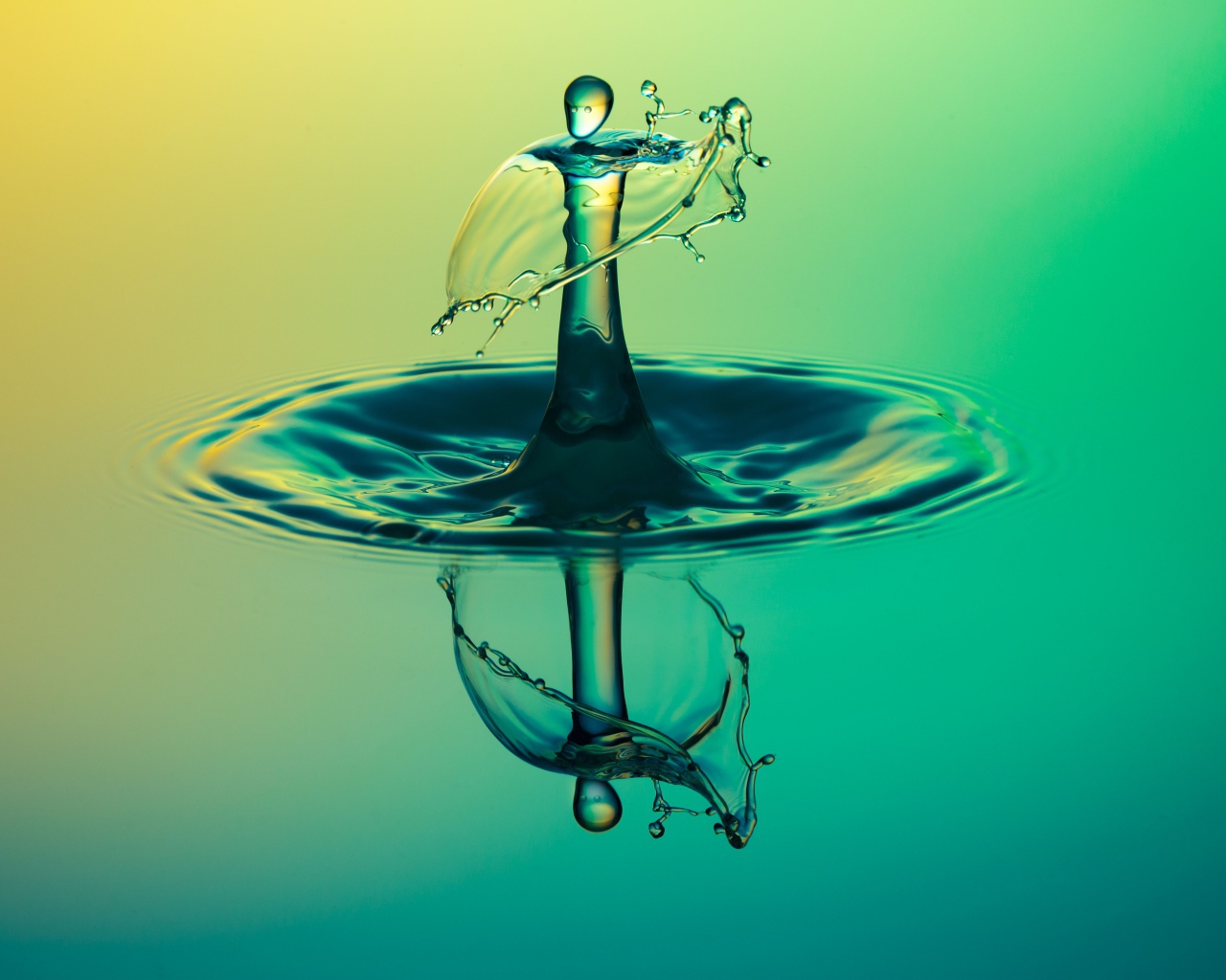 След от капли воды отражается в голубой поверхности 