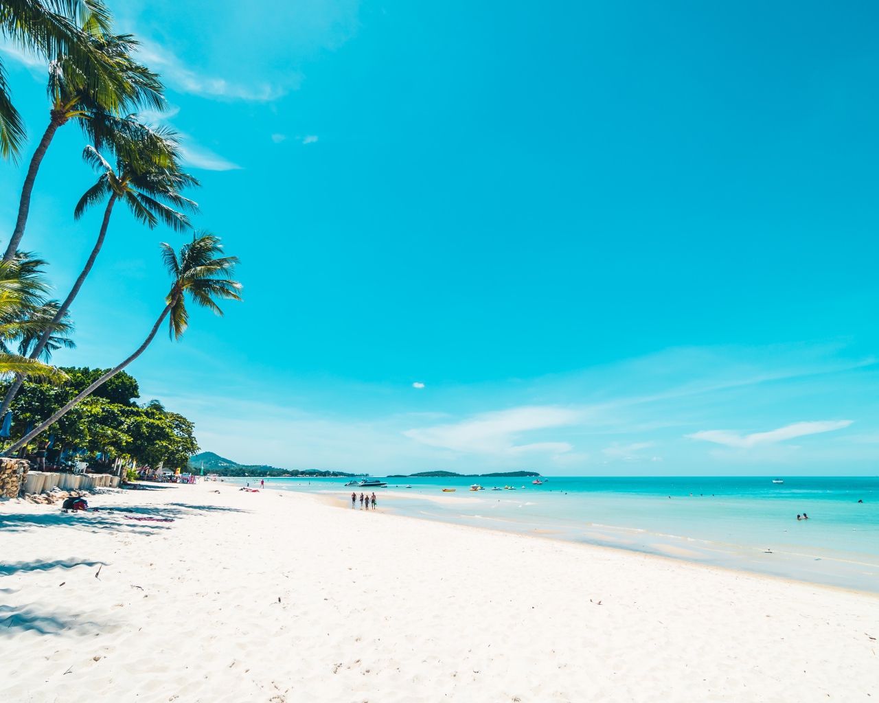 Красивое голубое небо на тропическом пляже с белым песком