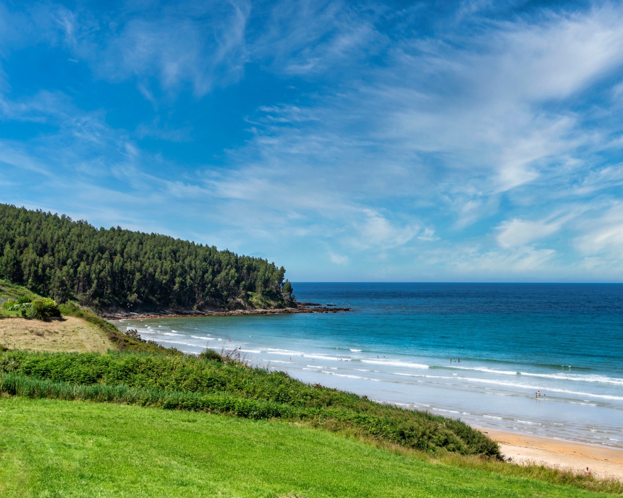 Красивое голубое небо с белыми облаками над морем 