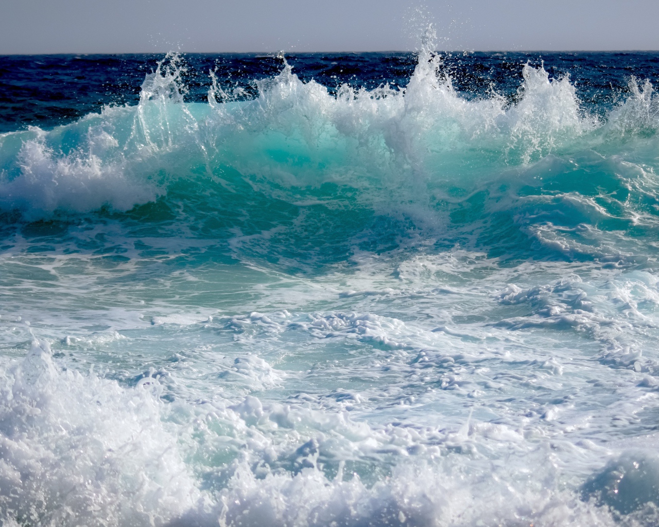 Красивые голубые волны с белой пеной 