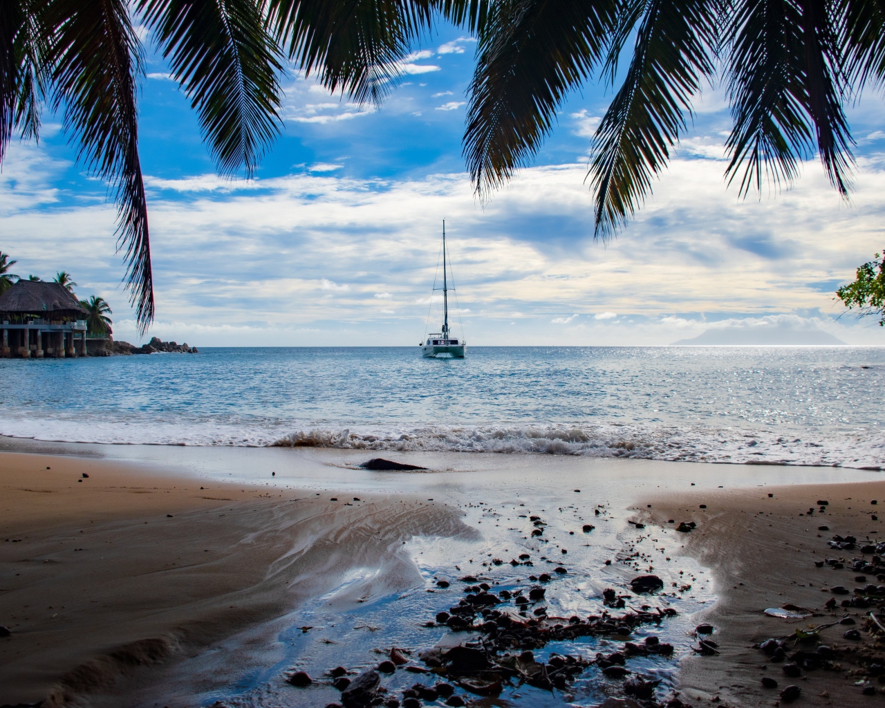 Красивый вид на море с тропического пляжа