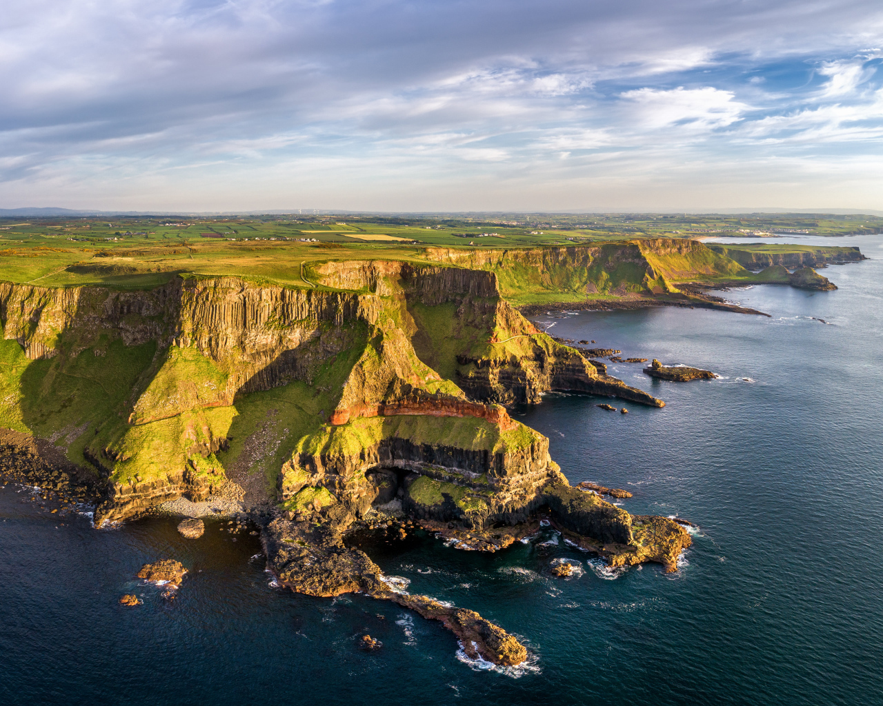 Красивый вид на зеленый утес у моря, Великобритания