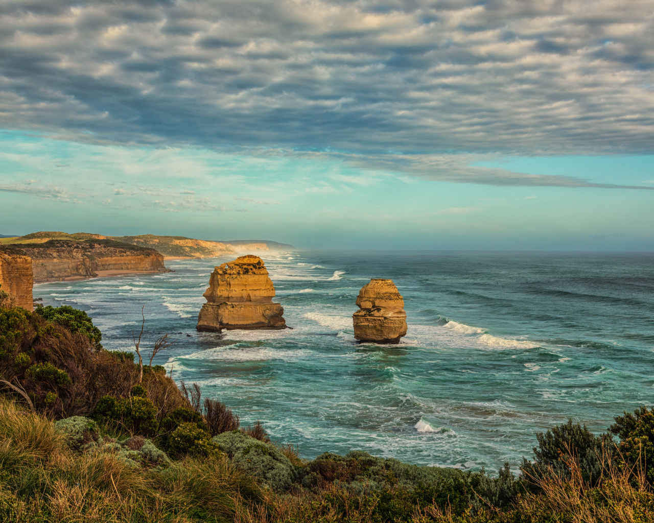 Красивый вид на скалистую береговую линию океана