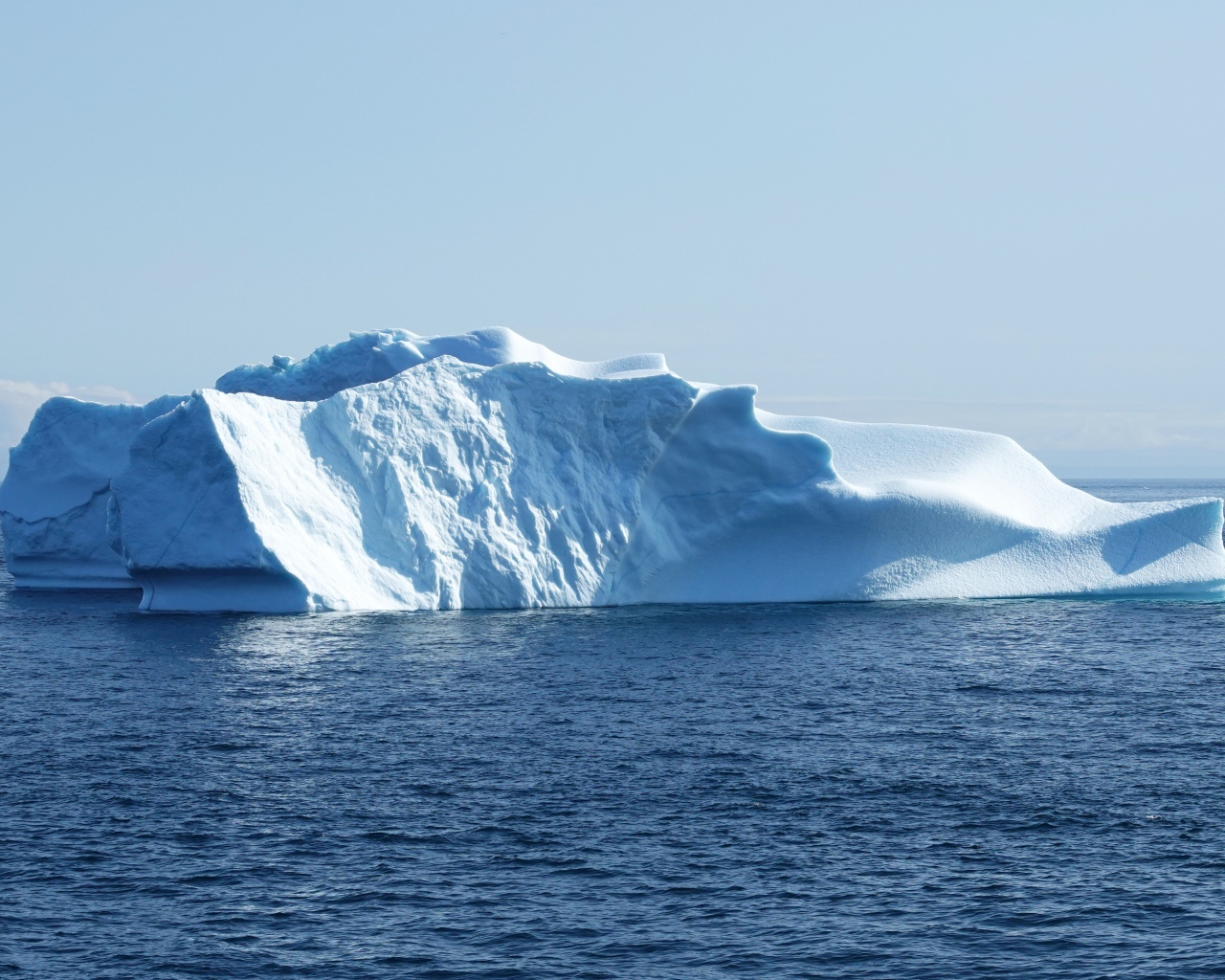 Большой айсберг в тихом холодном море 