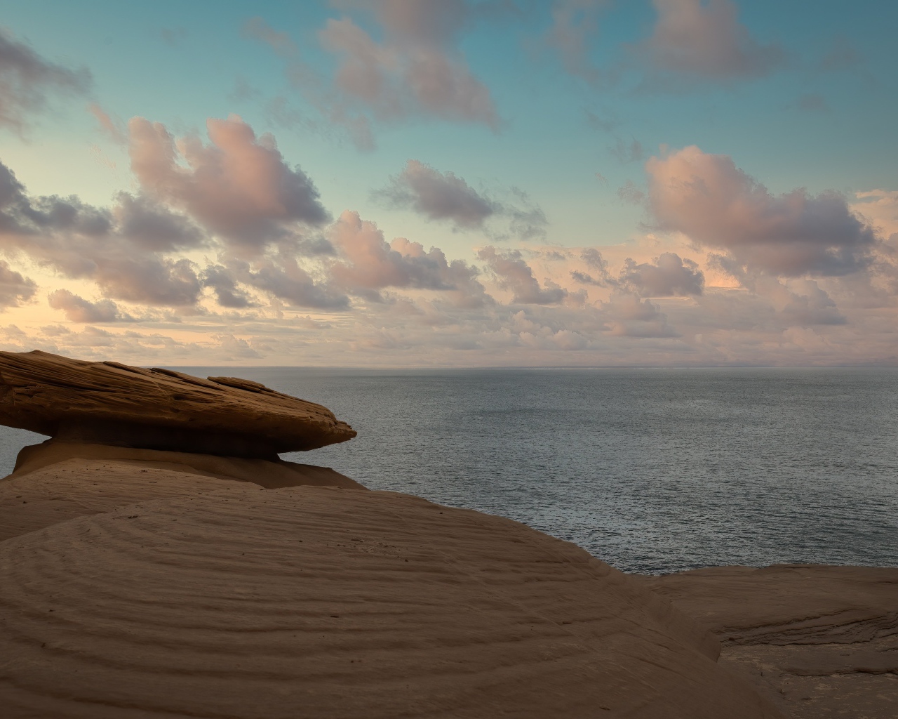 Большой камень на берегу моря 