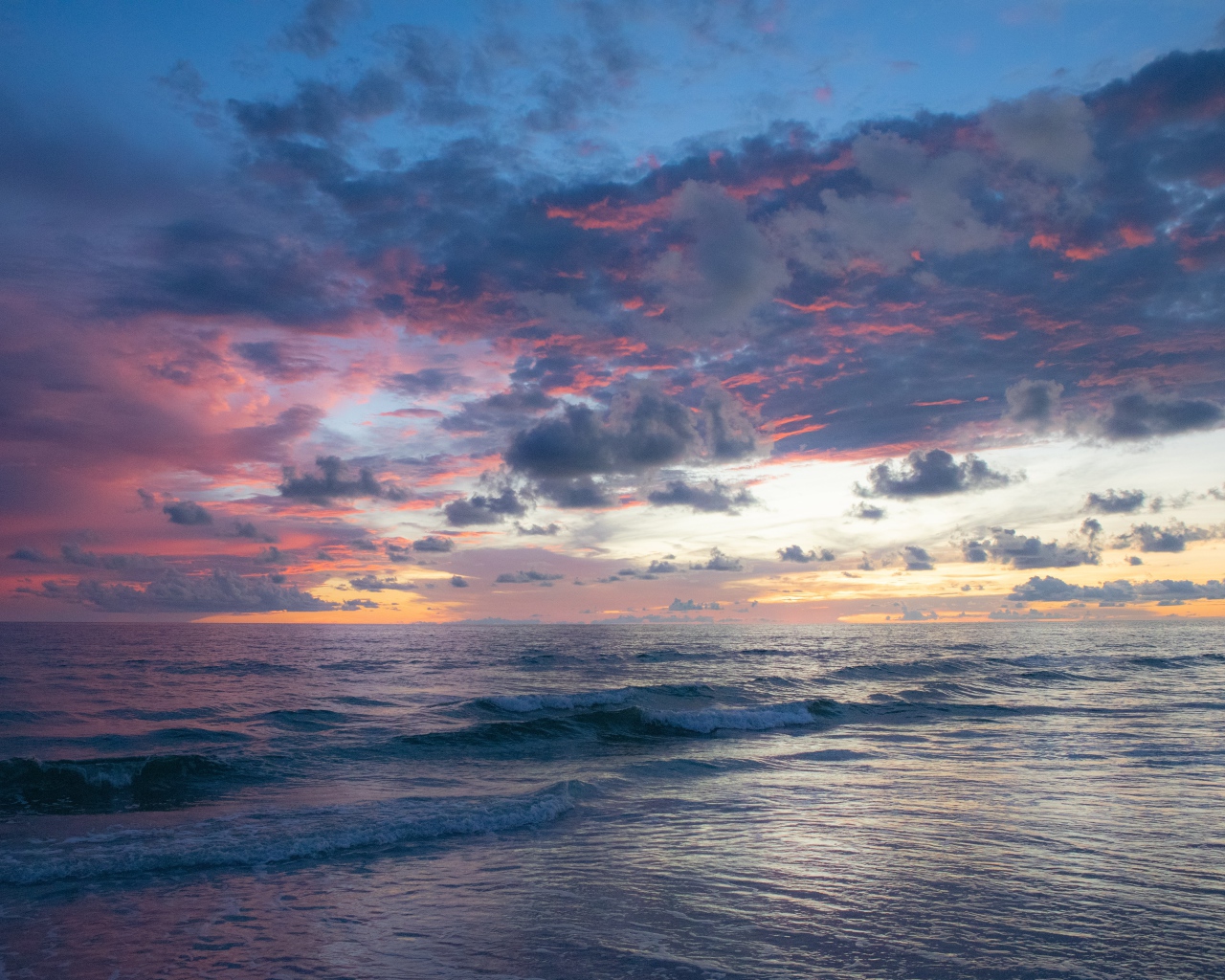Спокойные морские волны в море на закате 