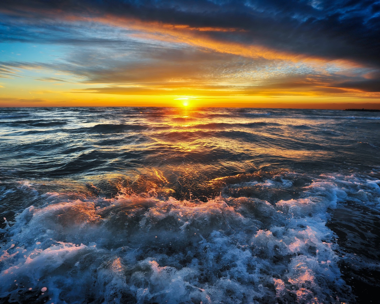 Волнующееся море на закате солнца 