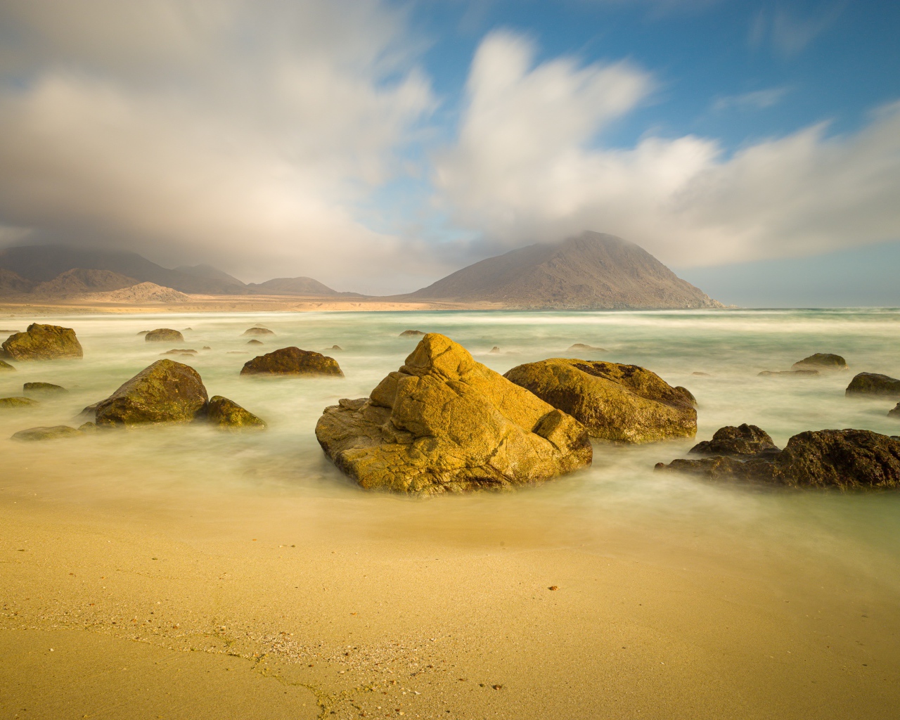 Большие валуны на берегу моря в океане 