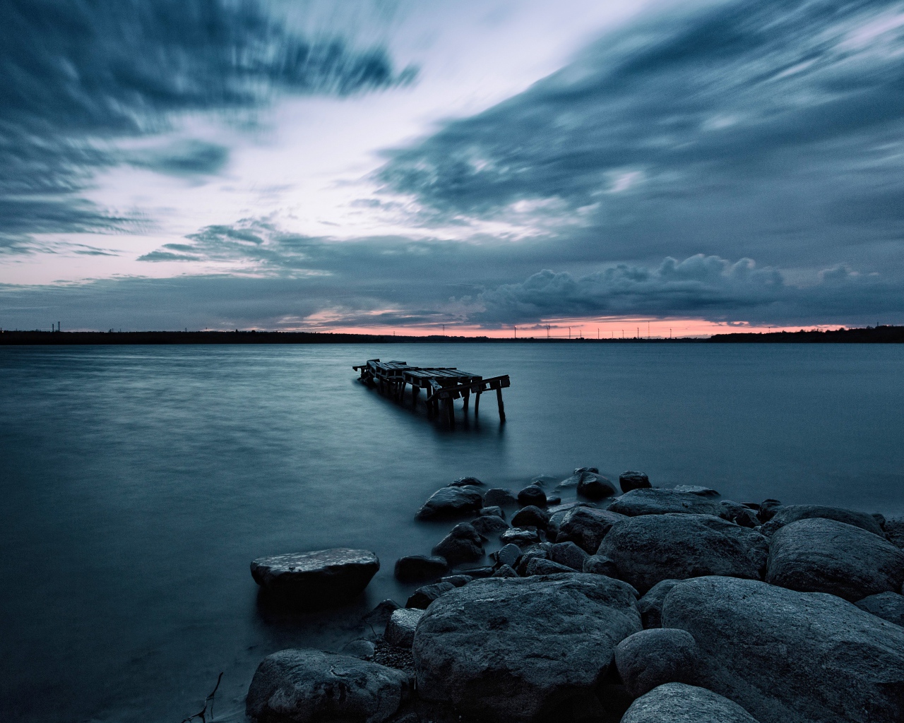 Большие камни на берегу у моря в сумерках 