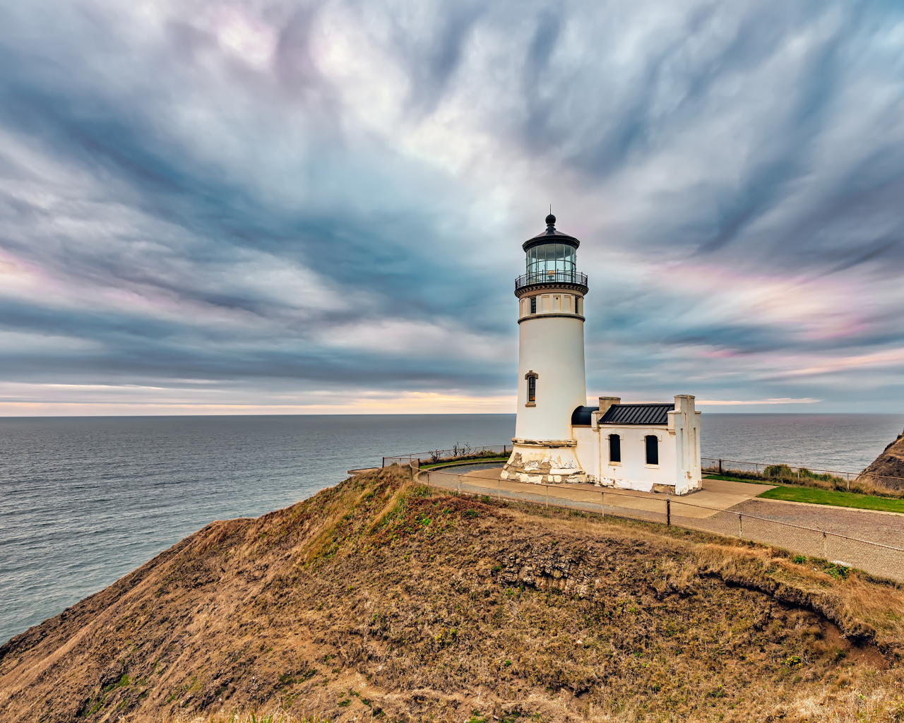 Маяк на берегу моря под красивым небом 