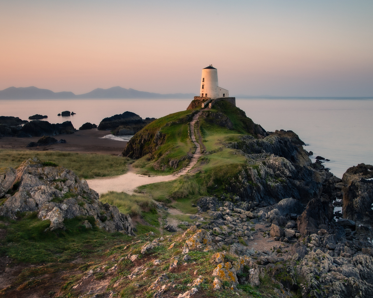 Маяк на краю утеса у моря, Великобритания 