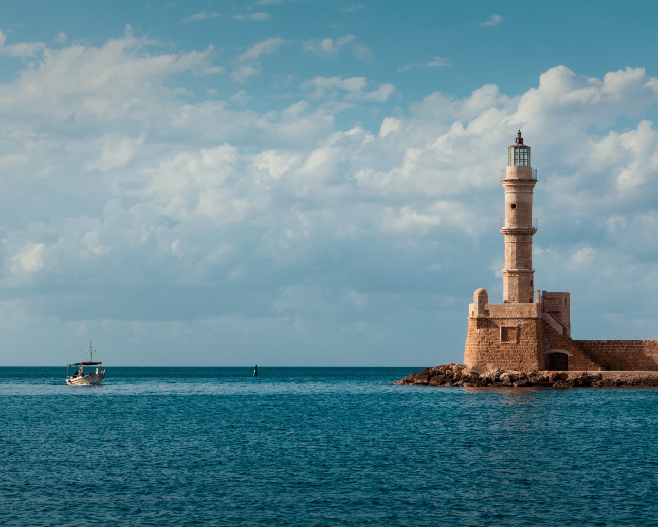 Старый красивый маяк на склоне у моря