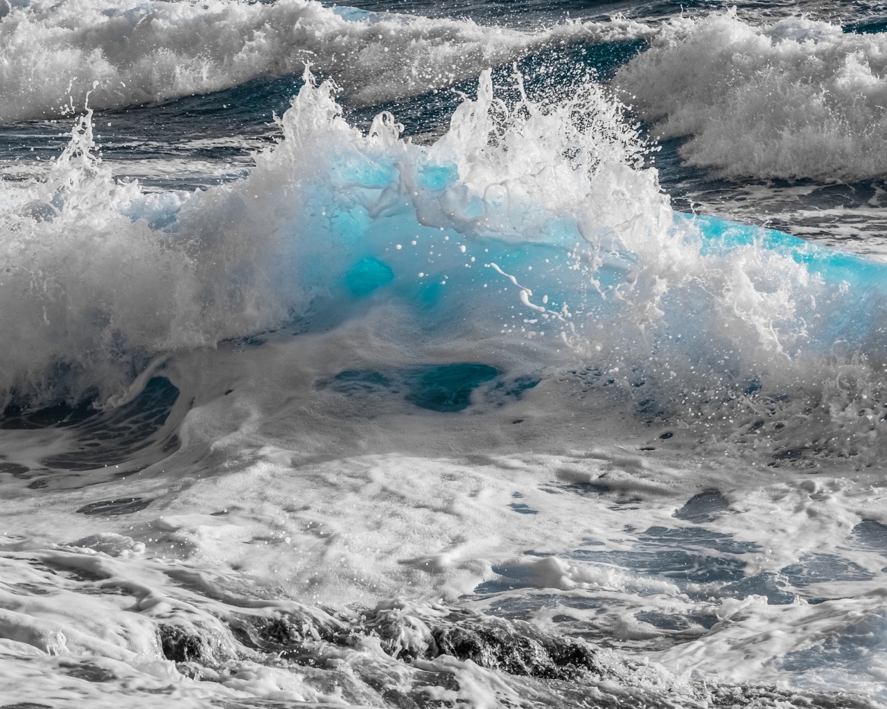 Бушующие морские волны с белой пеной 