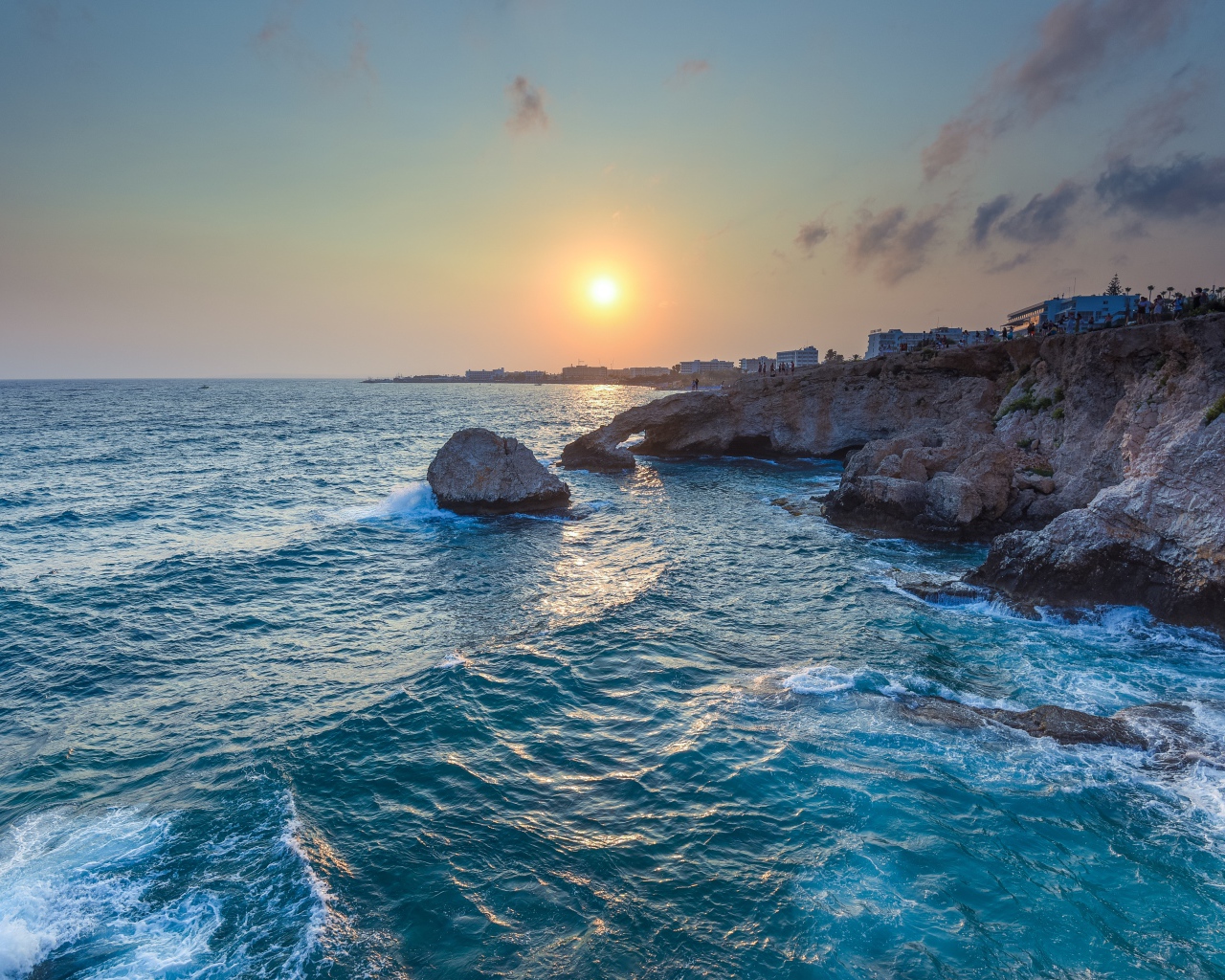 Морской прилив на закате солнца 