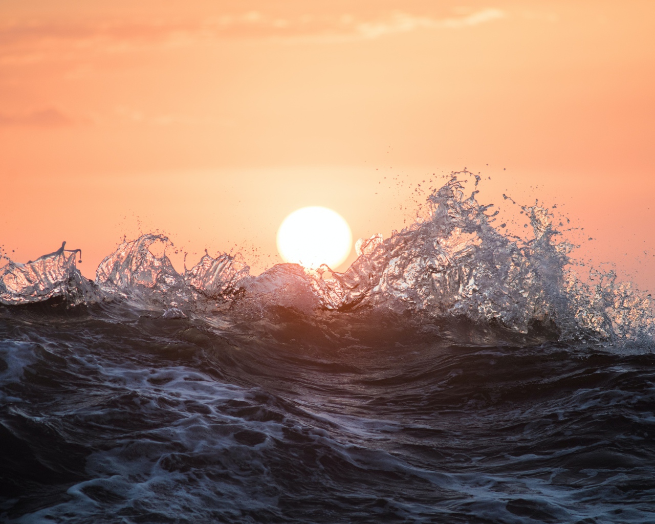 Морские волны в лучах солнца