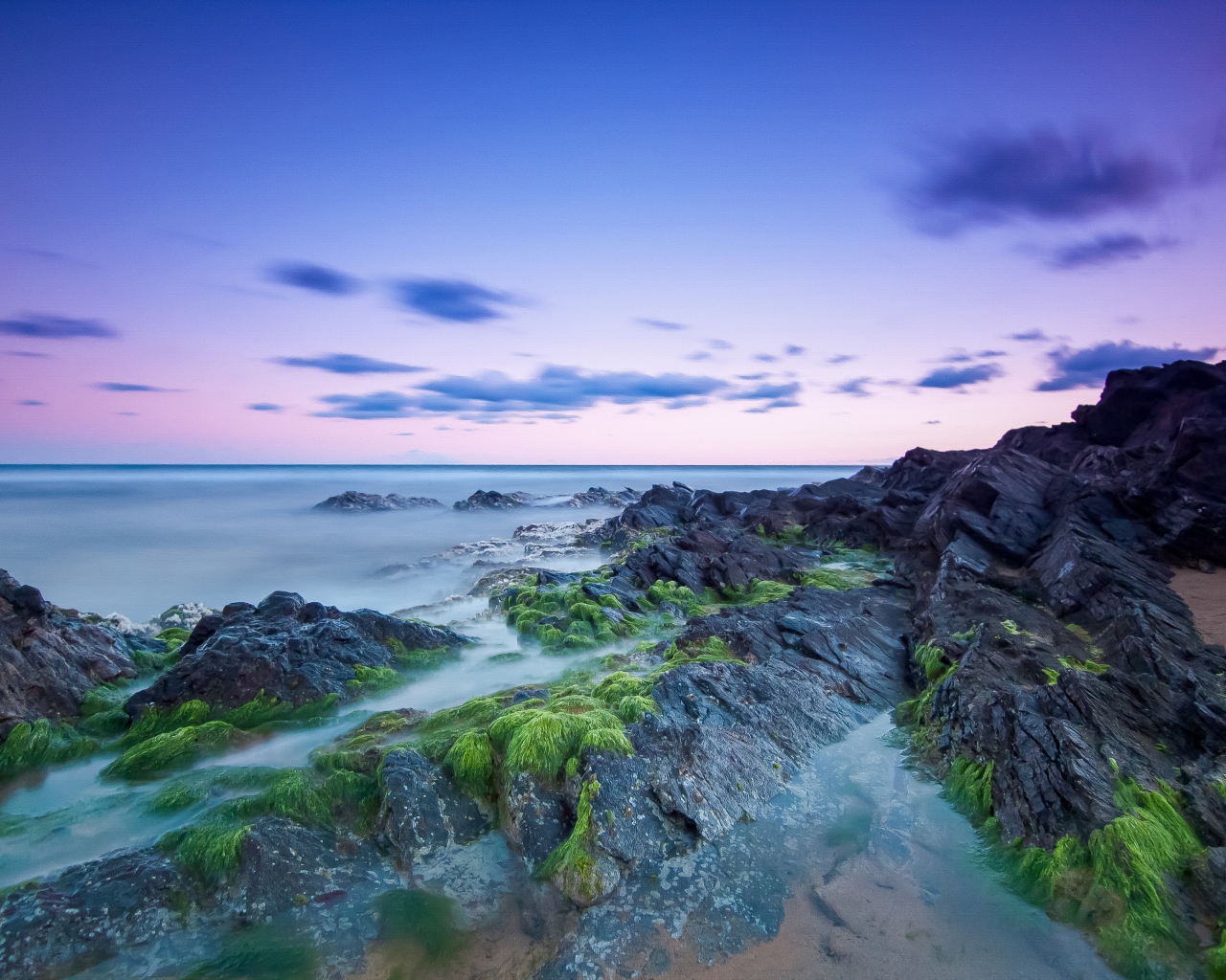 Камни на берегу моря в сумерках