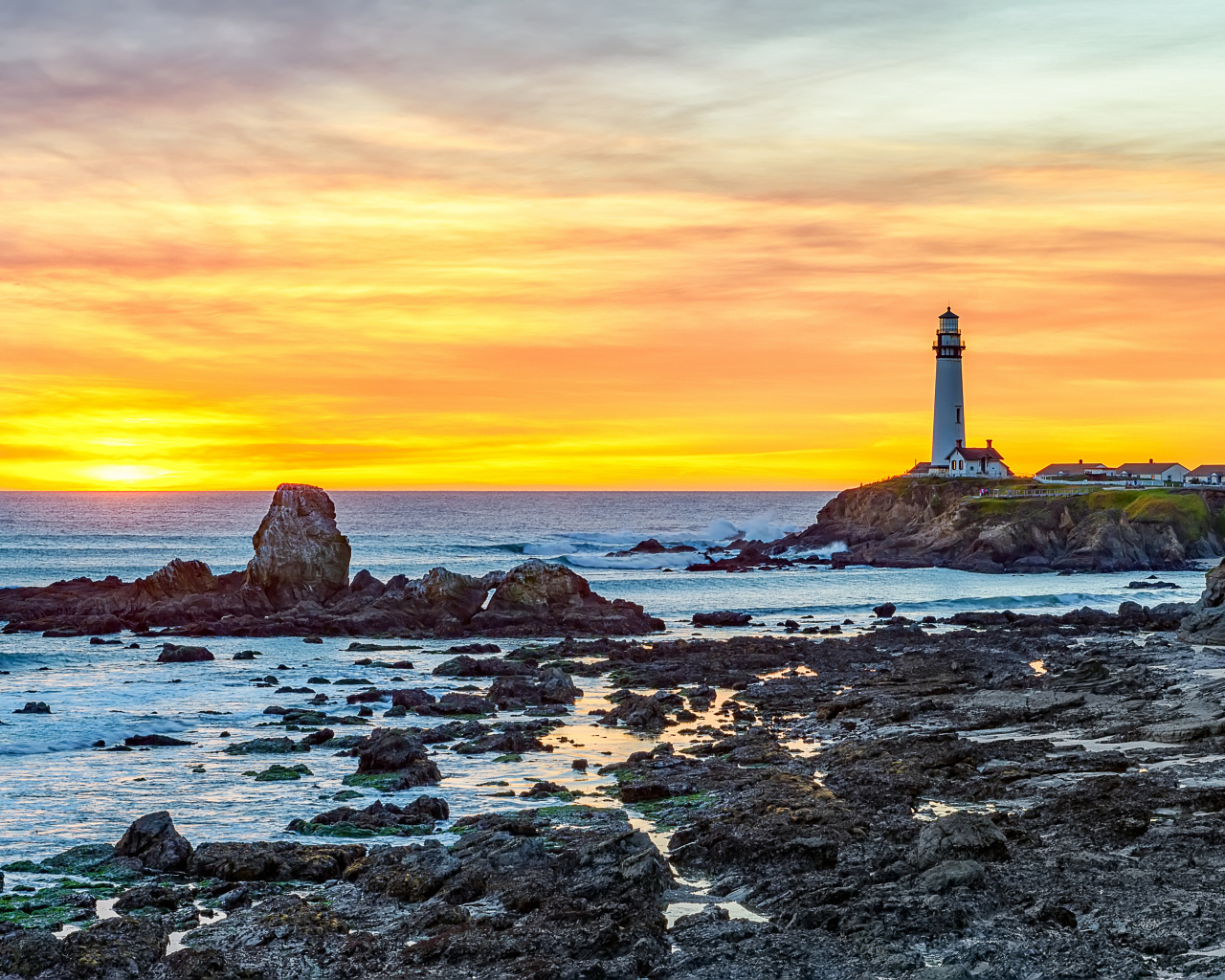 Камни на берегу моря на закате солнца