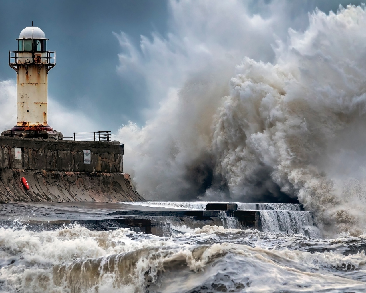 Штормовые волны бьются о маяк 