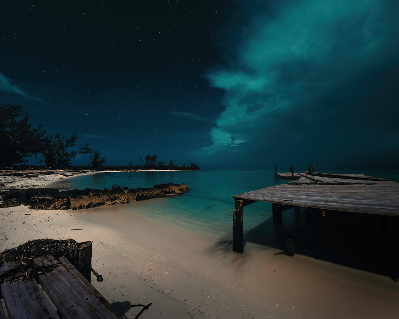 Млечный путь над тихим голубым морем