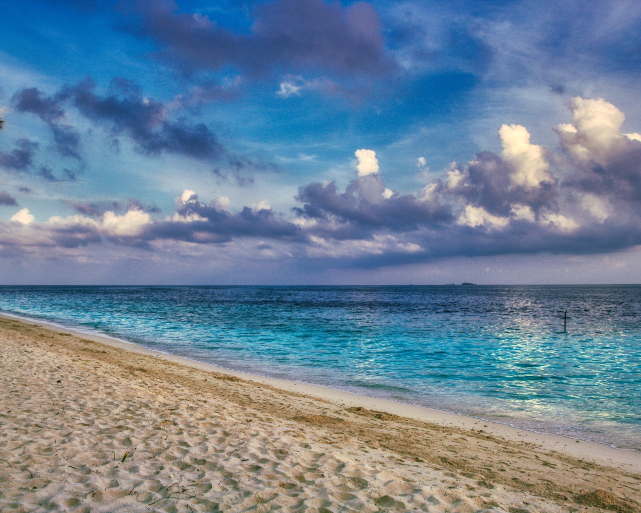 Густые облака над спокойной морской водой