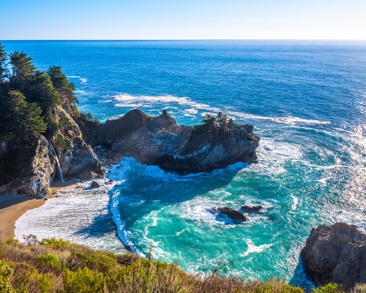 Вид на голубой океан и скалы, США 