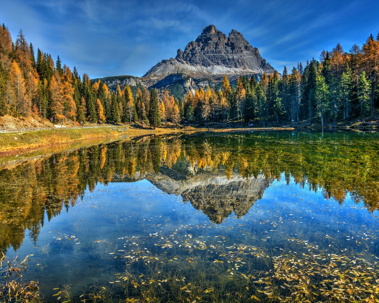 Осень окрасила лес у горного озера 