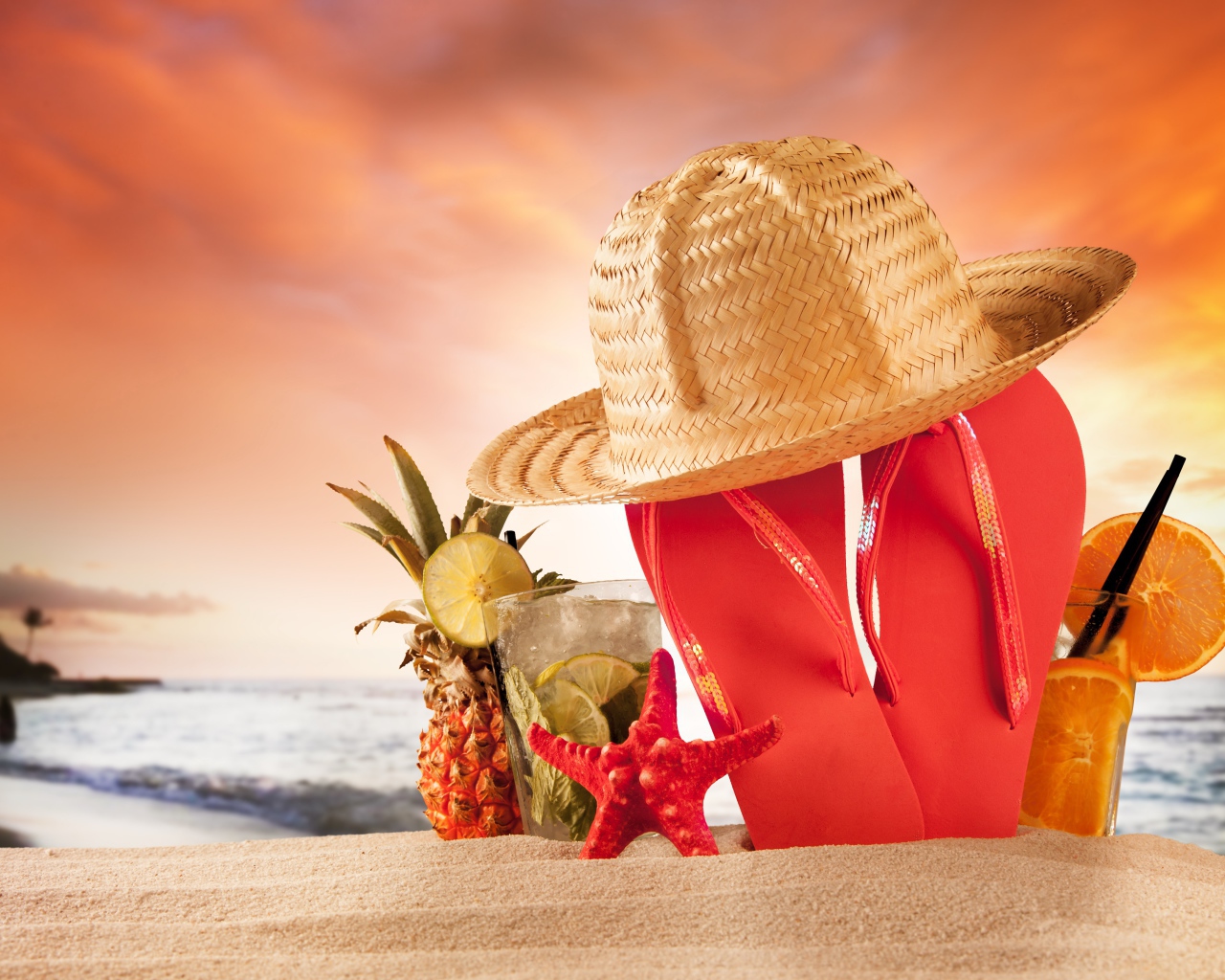 Шлепки, шляпа и коктейль с ананасом на пляже летом
