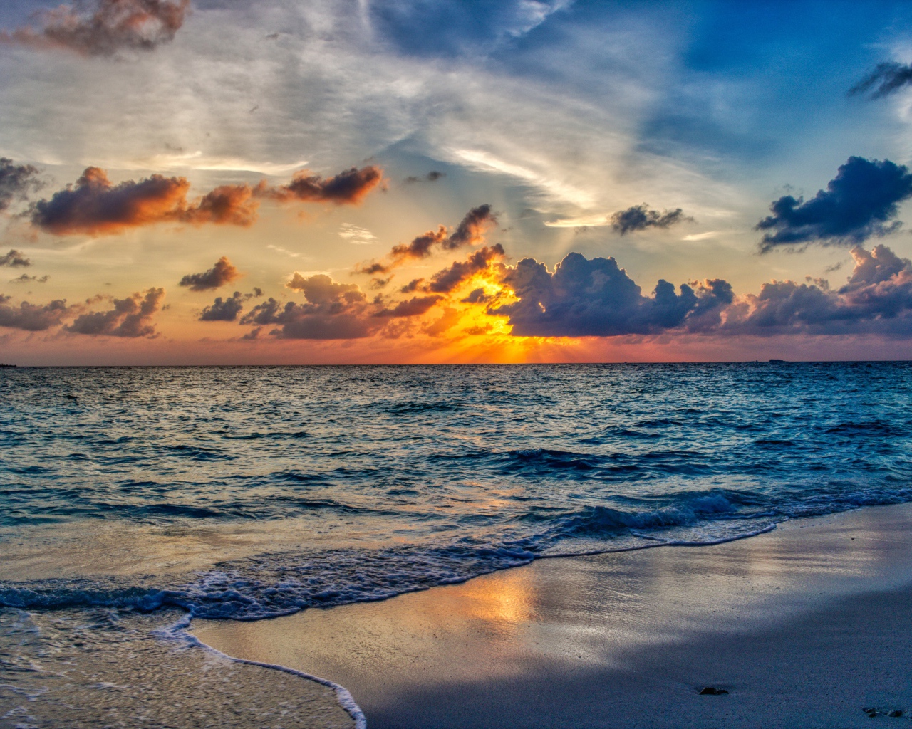 Красивый летний закат солнца над спокойным морем