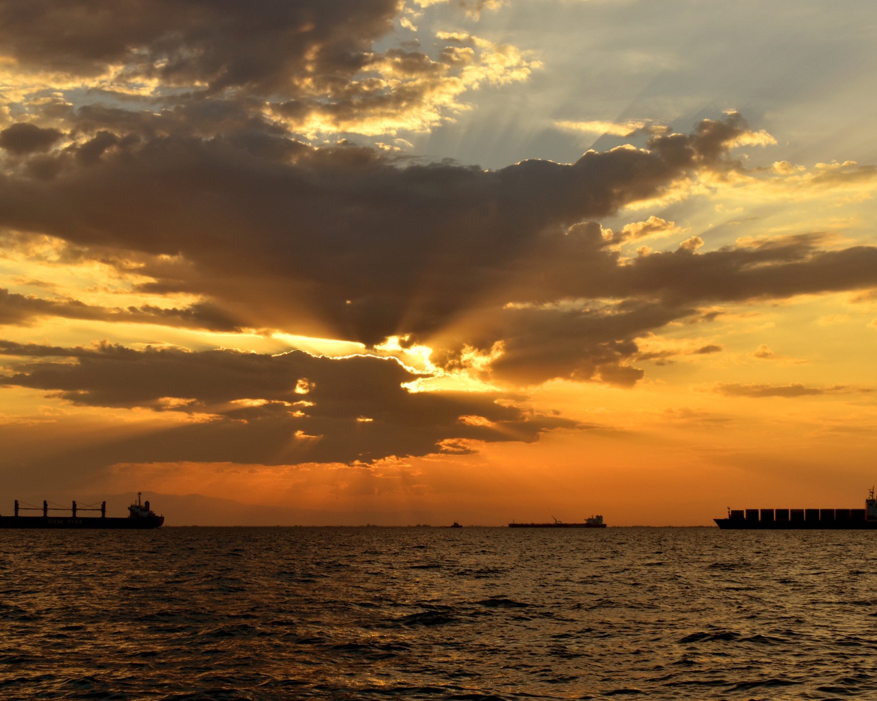 Красивый закат солнца в облаках над морем 