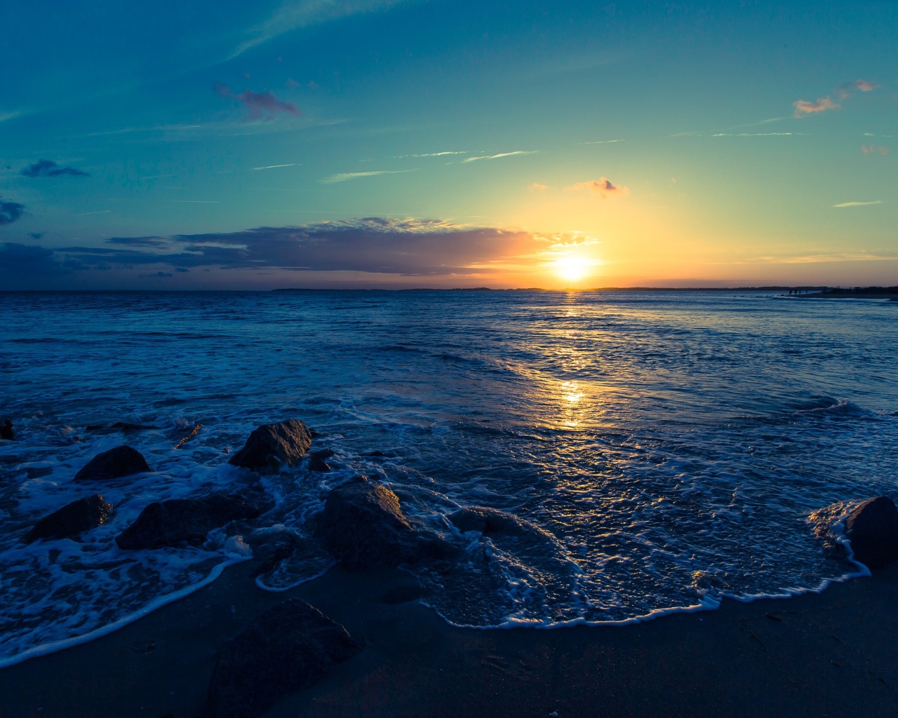 Красивый закат летнего солнца на морском побережье