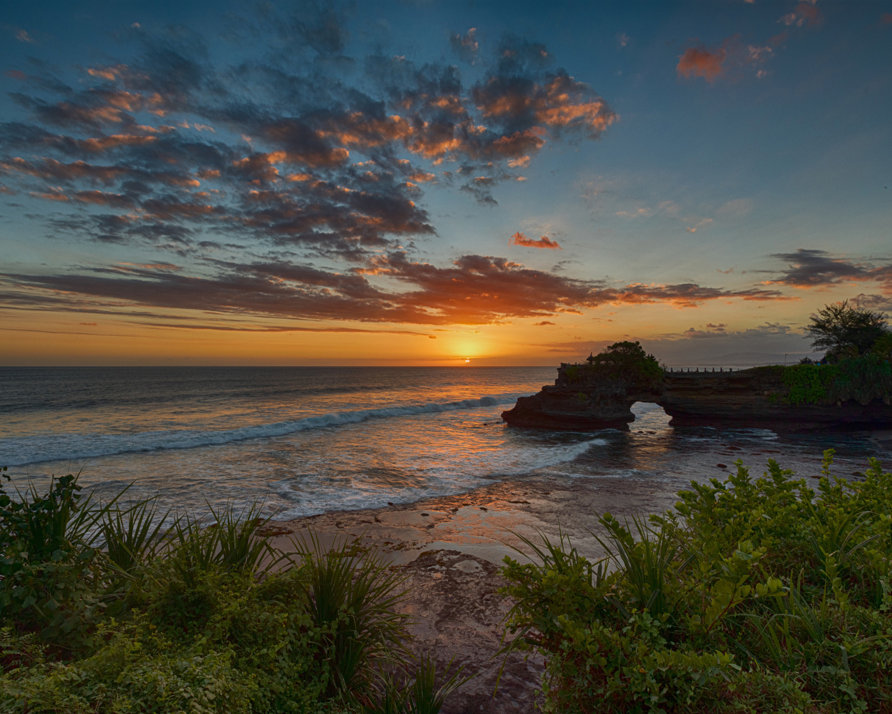 Красивый закат солнца на побережье
