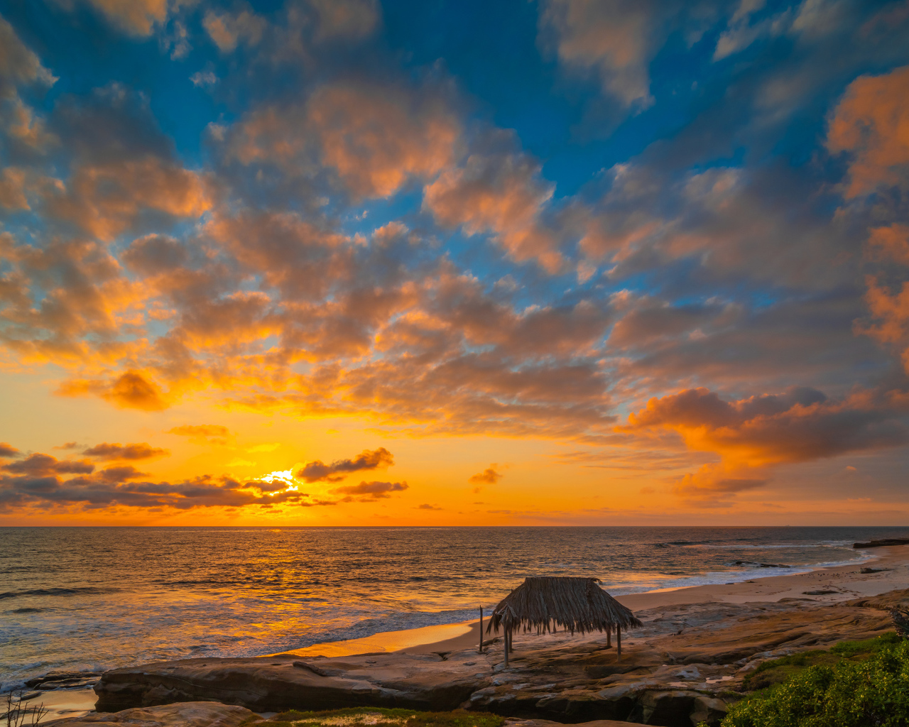 Красивый закат солнца над спокойным морем 