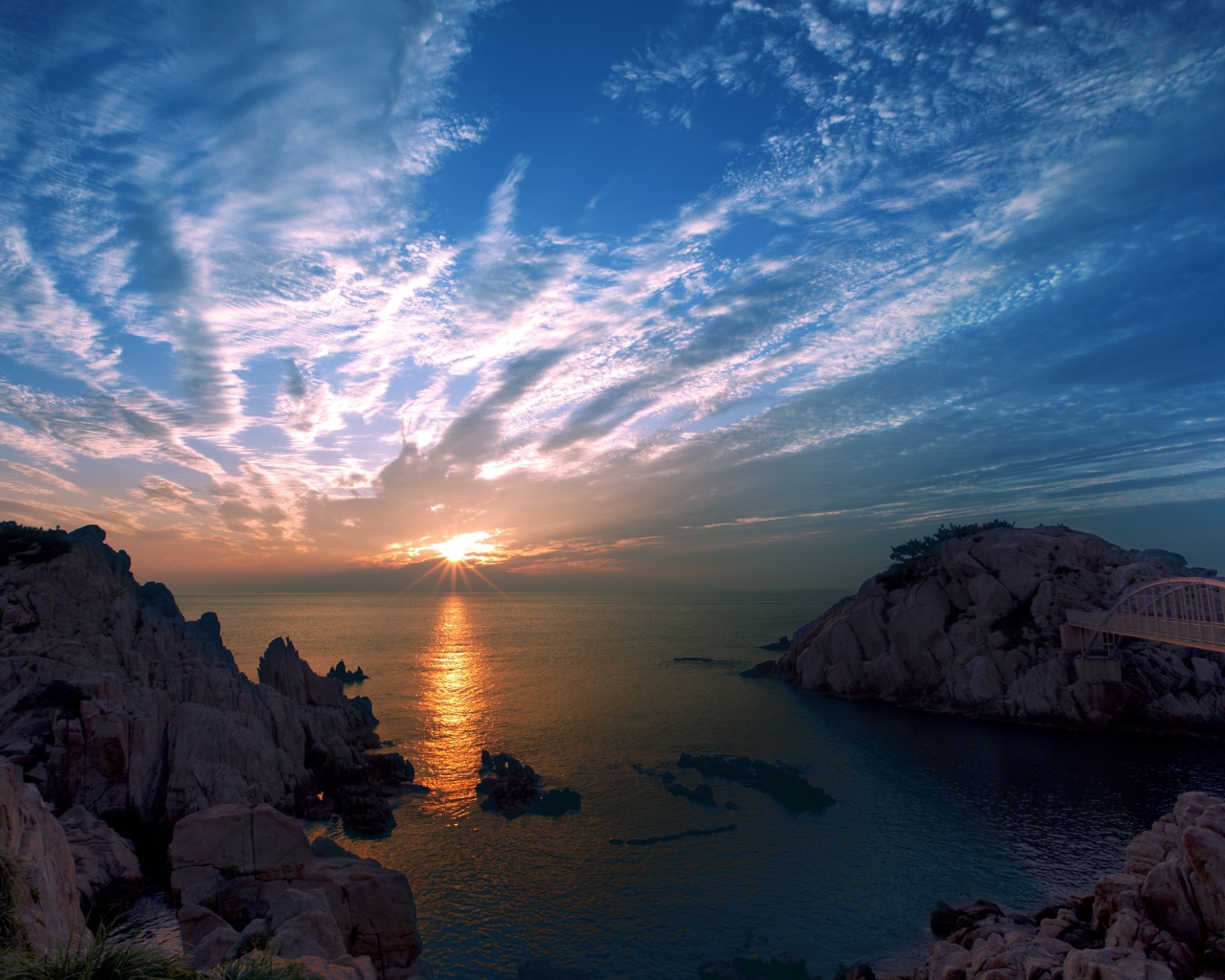 Красивый вид на закат над морем 