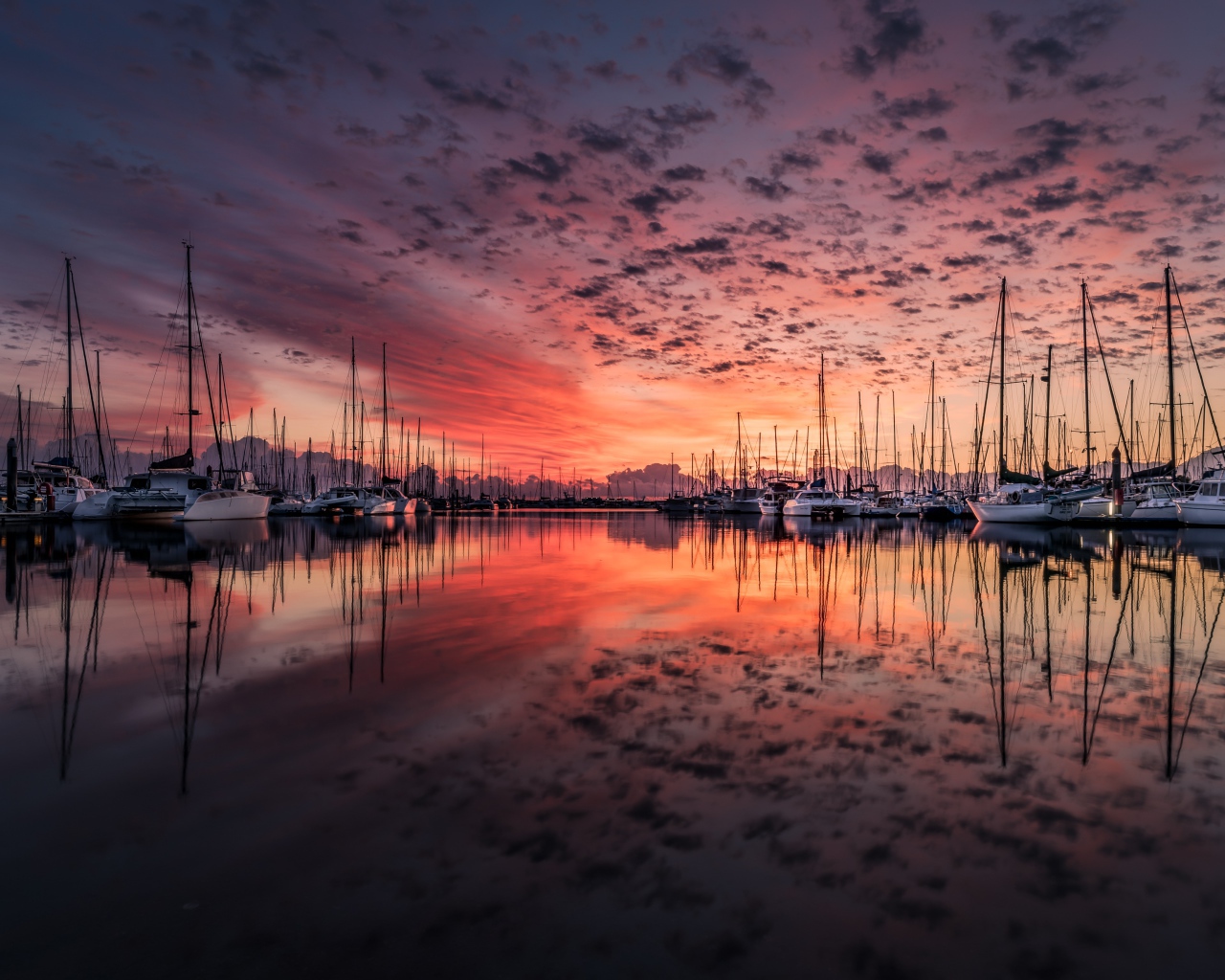 Лодки у причала в воде на закате 