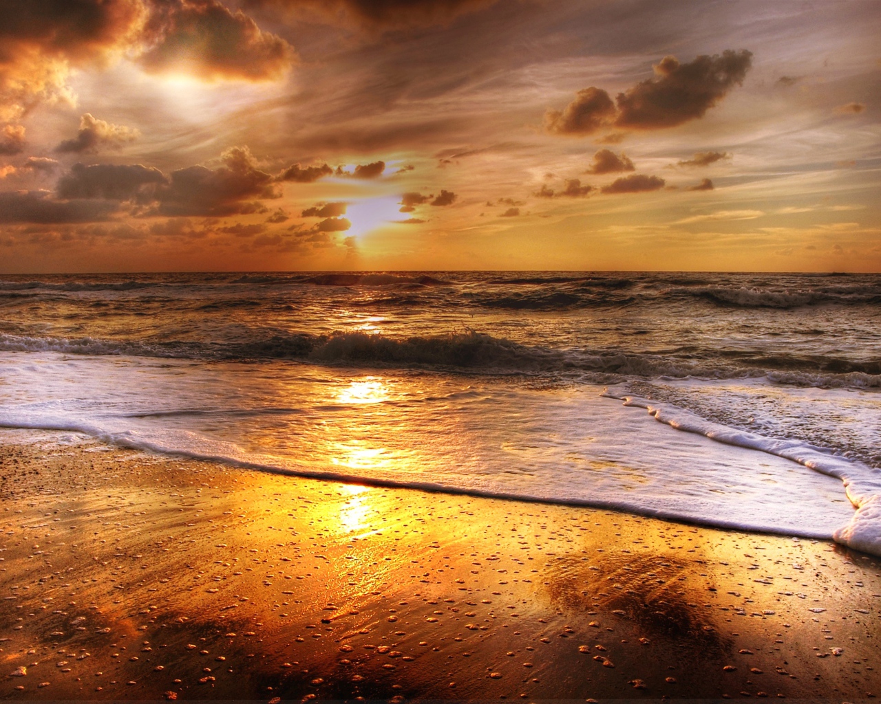 Яркое летнее солнце на закате над морем