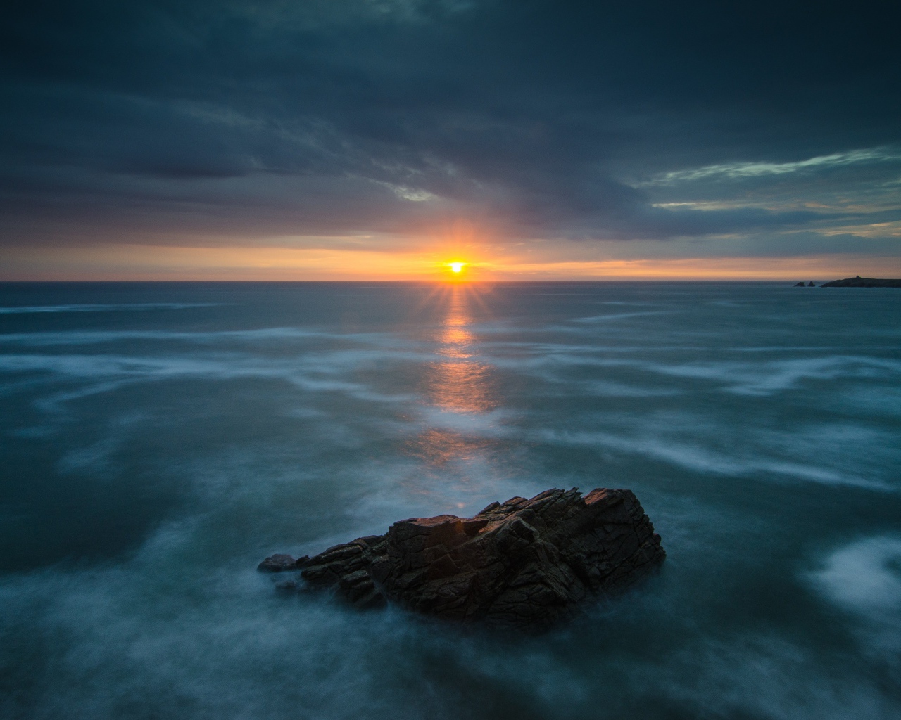 Закат солнца над покрытом льдом озером 