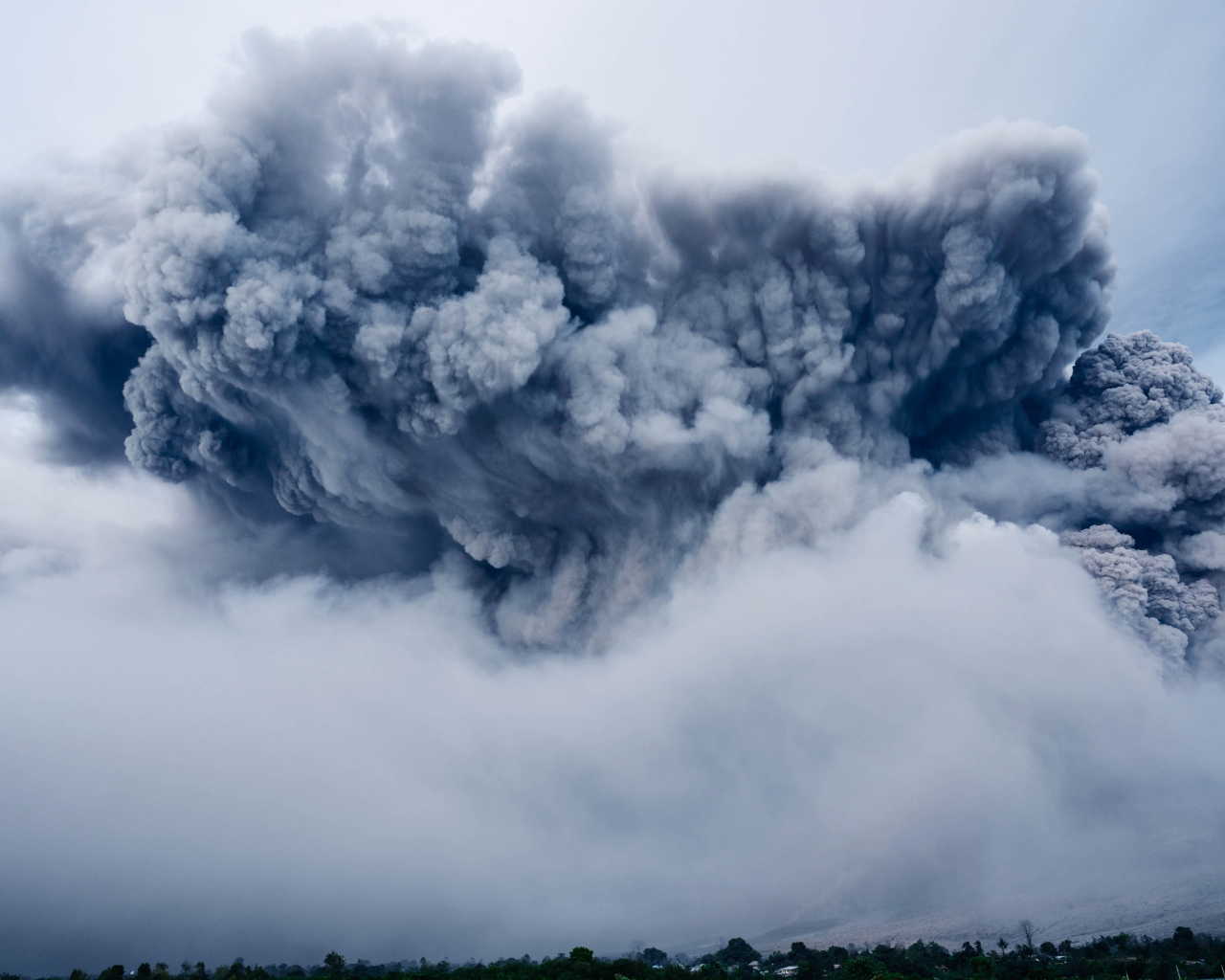 Облако пепла над вулканом