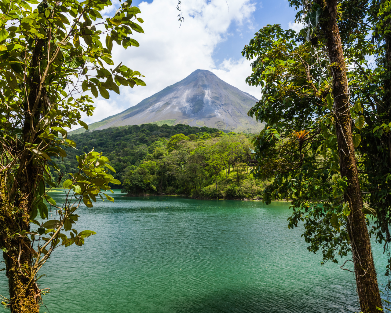 Красивый вид на вулкан Ареналь,  Коста Рика